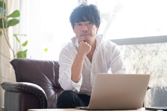 顎に手を当てる Images Browse 299 Stock Photos Vectors And Video Adobe Stock