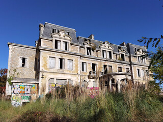 Castelo em mau estado no parque Castillon em Tarnos