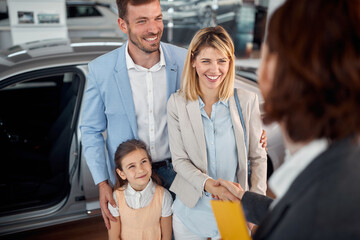 Fototapeta premium salesman congratulate the family on buying car