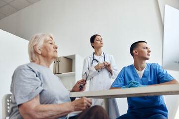 Obraz premium old woman at the doctor's and nurse's appointments health care