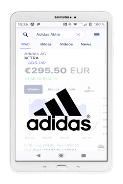 Addidas AG mit Logo Smartphone Aktienmarkt wei&szlig;er Hintergund