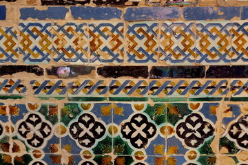 Mur recouvert d'azulejos anciens.