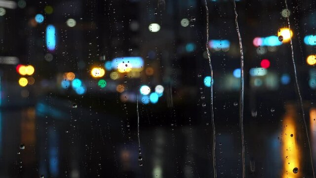 窓にあたる雨の水滴 夜の街角  北海道札幌市