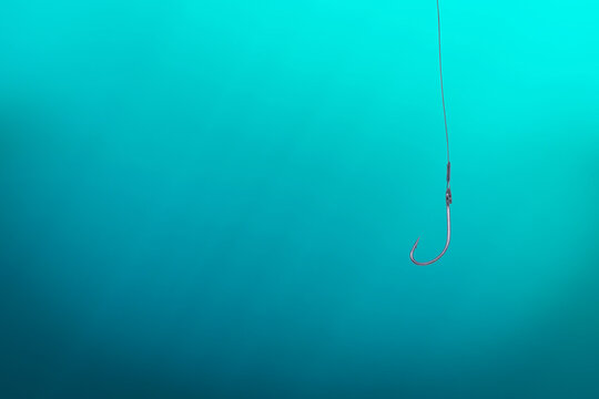 Ein blanker Angelhaken unter Wasser