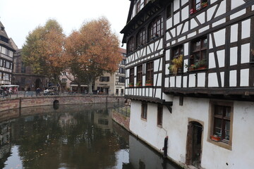 Canal dans le quartier surnommé "la petite France" en automne, ville de Strasbourg, département du Bas Rhin, Alsace, France