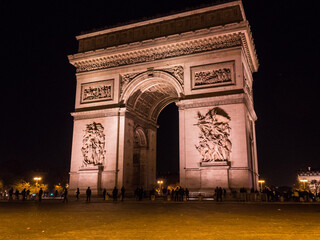 夜の凱旋門。Arc de Triomphe at night.