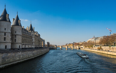 Fototapeta na wymiar 青空のセーヌ川。パリ。River Seine in the blue sky. Paris, France.