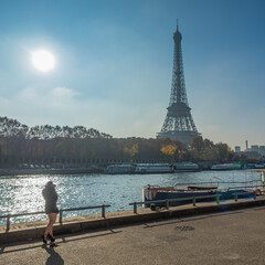 セーヌ川とパリ美人。River Seine and beautiful Parisian women.