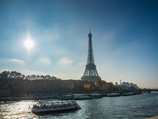 Fototapeta na wymiar セーヌ川とエッフェル塔。River Seine and Eiffel Tower.
