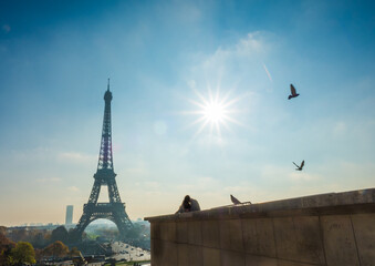 朝のエッフェル塔とカップル。Eiffel Tower and couple in the morning.