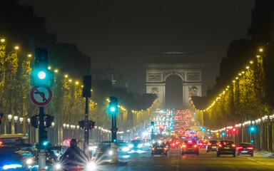 Fototapeta na wymiar 夜の凱旋門。Arc de Triomphe at night.