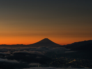 Obraz premium 日本の長野の高ボッチ。富士と日の出を待つ時間。Takabotchi in Nagano, Japan. Time to wait for Mt. Fuji and sunrise.