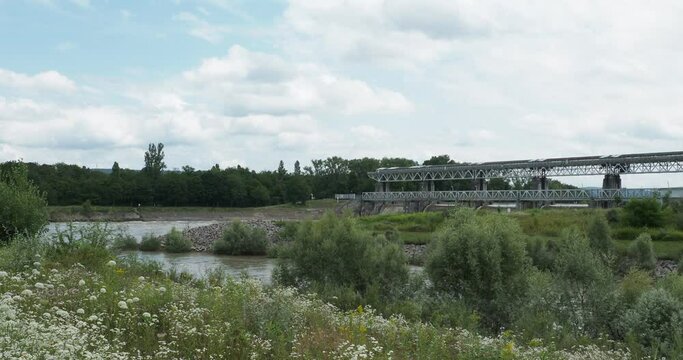 R&eacute;serve naturelle de l'Ile du Rhin et Petite Camargue alsacienne. Vue sur le barrage M&auml;rkt sur le Rhin entre France et Allemagne