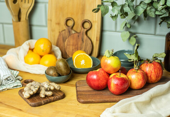 Auswahl an Obst auf Frettchen, in verschiedenen Schalen und Tellern auf Holzuntergrund mit...
