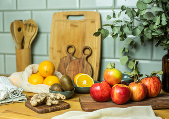 Auswahl an Obst auf Frettchen, in verschiedenen Schalen und Tellern auf Holzuntergrund mit...