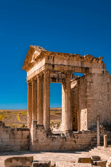 Obraz premium ruins of ancient roman temple