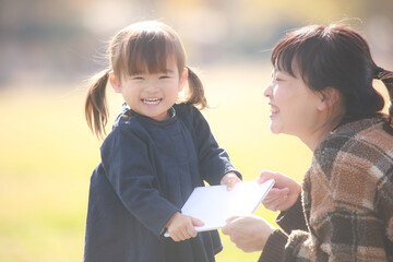 本を持つ女の子