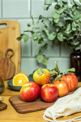 Auswahl an Obst auf Frettchen, in verschiedenen Schalen und Tellern auf Holzuntergrund mit...