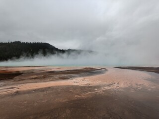 Yellowstone Grand Teton Nationalpark in fall.
sky geysir geothermal steam forest canyon