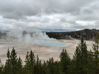 Yellowstone Grand Teton Nationalpark in fall.
sky geysir geothermal steam forest canyon