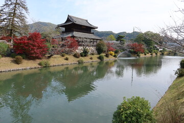 Obraz premium A park in Yamaguchi Prefecture in Japan日本の山口県にある公園 : Kikkou-koen Park and its symbolic residence Kinunkaku in Iwakuni City 岩国市にある吉香公園とその象徴的な邸宅の錦雲閣