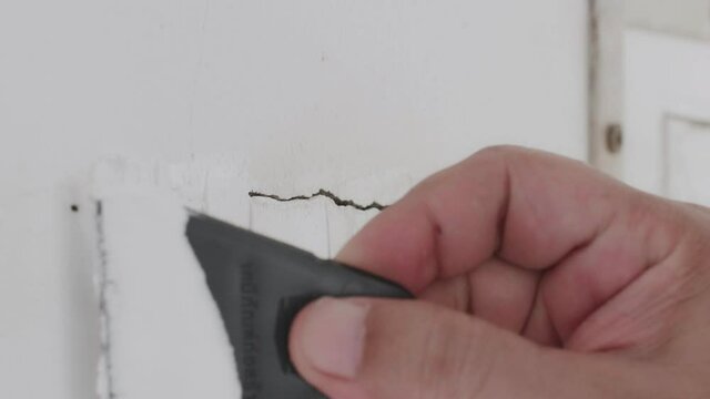 Repair cracks from subsidence in plaster walls At home by yourself with putty or plaster. Care and repair of residential houses by yourself.