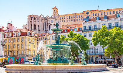 Brunnen auf dem Rossio-Platz  Lissabon Altstadt mit pastellfarbenen Häusern  Hauptstadt Portugals   Steilküsten  Atlantikküste  im Süden Europas  Iberischen Halbinsel 