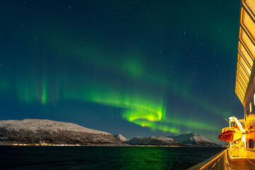 Wunderschöne Nordlichter über der Insel Arnøya, zwischen Sjkervøy und Tromsø in Norwegen....