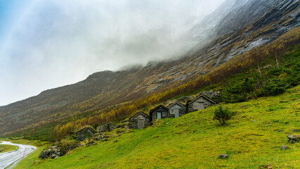 Grasbedeckte, alte norwegische Alphütten im schmalsten Gletschertal von Norwegen, bei Øye im...