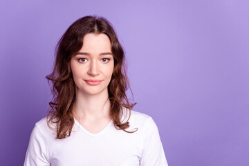 Obraz premium Photo of young attractive woman confident intelligent wear casual white t-shirt isolated over violet color background