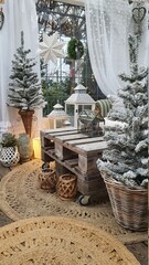 Zimowa dekoracja domku, okna ze szprosami, piękny, zimowy klimat  w przytulnym wnętrzu drewnianego domku w górach © Beenis