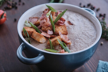 Cream soup with bacon