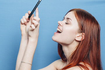 Obraz premium woman with red hair bare shoulders talking on the phone