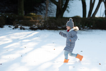 雪の積もった公園で遊ぶ子供