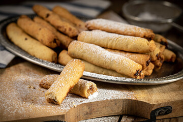 Rolls with nut filling made from shortcrust pastry, sprinkled with powdered sugar.
