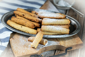 Rolls with nut filling made from shortcrust pastry, sprinkled with powdered sugar.
