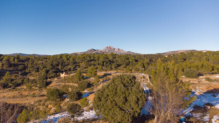 Fototapeta na wymiar paisaje pico horizonte cielo azul arboles árbol nieve peñagolosa