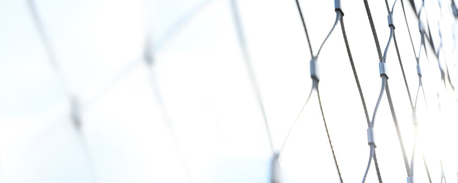 Edelstahl rostfrei Stahlzaun Gitter - Schlosserei oder Schlosser mit einem Zaun, Gitter, Stahlseil und Netz - Maschendraht - Netzwerk Verbindung.