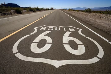 Foto op Plexiglas THe famous Route 66 emblem painted on Route 66 in the California Desert © Jorge Moro