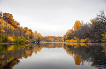 Fototapeta na wymiar Autumn at pond very calm