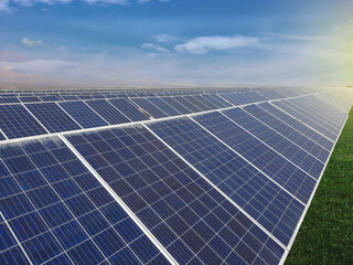 Instalación fotovoltaica. Paneles solares siguiendo al sol - obrazy, fototapety, plakaty