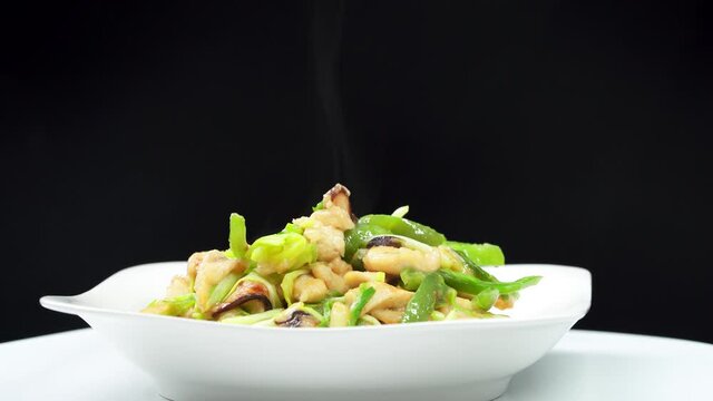 Stir-fried shredded chicken with garlic sprouts, a common home cooking in China