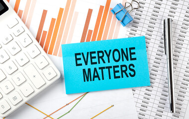 Obraz premium EVERYONE MATTERS text on sticker on diagram background