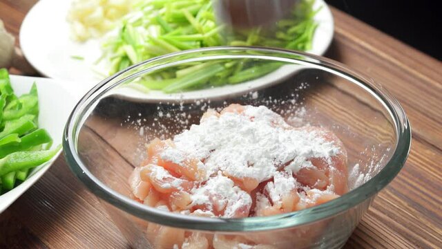 Stir-fried shredded chicken with garlic sprouts, a common home cooking in China