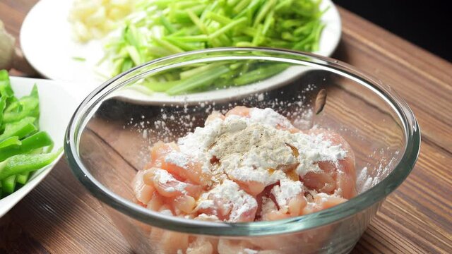 Stir-fried shredded chicken with garlic sprouts, a common home cooking in China