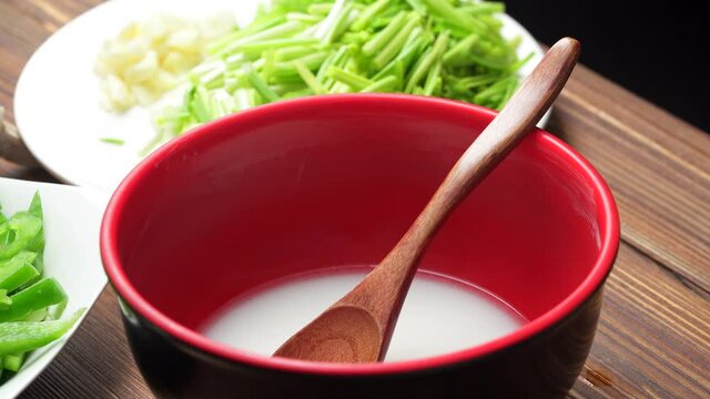 Stir-fried shredded chicken with garlic sprouts, a common home cooking in China