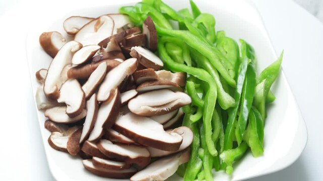 Stir-fried shredded chicken with garlic sprouts, a common home cooking in China