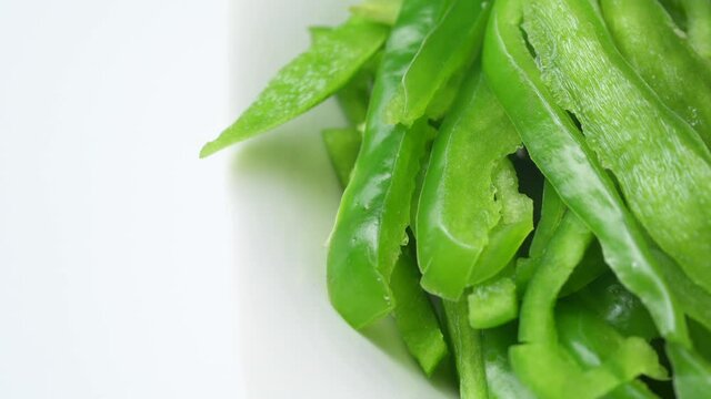 Stir-fried shredded chicken with garlic sprouts, a common home cooking in China