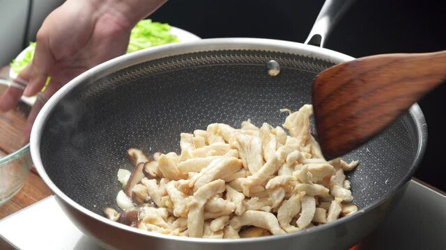 Stir-fried shredded chicken with garlic sprouts, a common home cooking in China