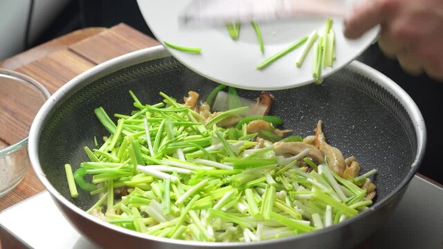 Stir-fried shredded chicken with garlic sprouts, a common home cooking in China